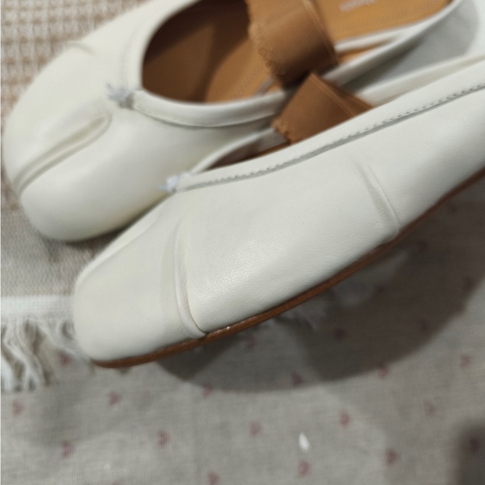 Maison Martin Margiela Cream Leather Ballet Flats with Tan Strap - Picture 4 of 13
